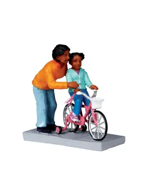 La mamma insegna ad andare in bici - Mom Lends A Helping Hand - Lemax 02759 - Il patio store