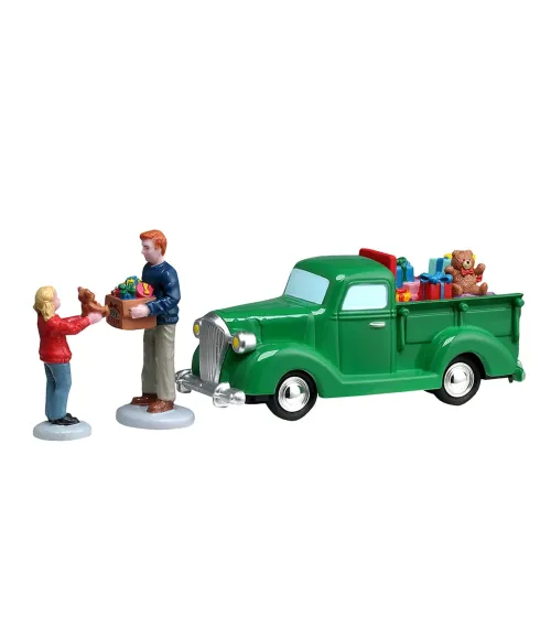 Lemax Church Toy Drive 63810: furgoncino d'epoca con regali, uomo e bambina con orsacchiotto