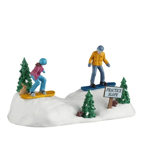 Lemax Snowboarding Practice 63821: due snowboarder su pista pratica con cartello e animali del bosco