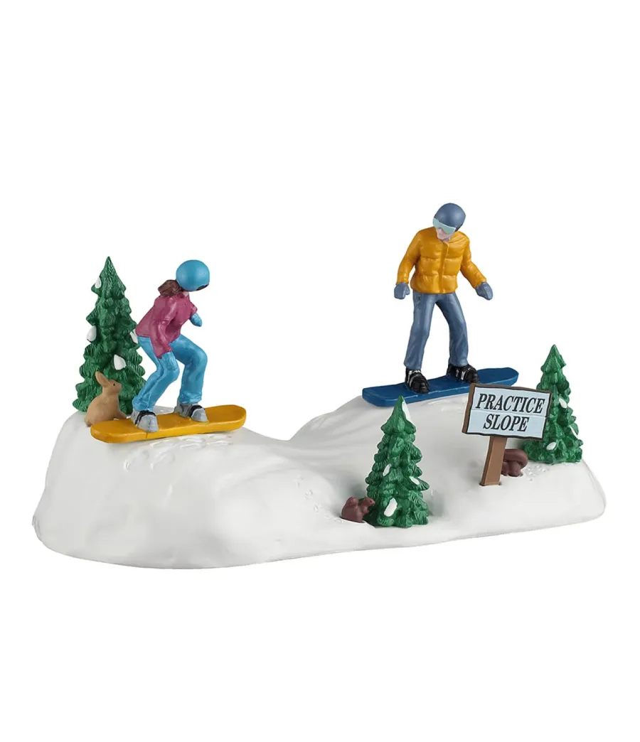Lemax Snowboarding Practice 63821: due snowboarder su pista pratica con cartello e animali del bosco