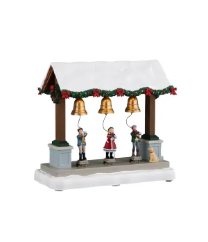 Lemax Christmas Bells Are Ringing 64637: pergola con tre campane dorate suonate da tre figuranti e un cane