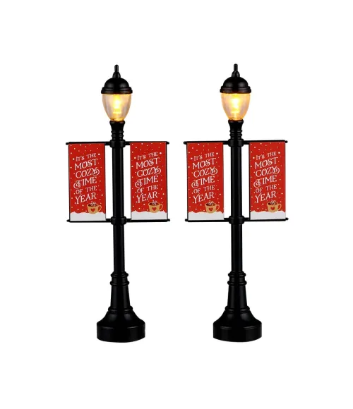 Lemax Lamp Post Banners 64646: set 2 lampioni illuminati con stendardo natalizio Cozy Time