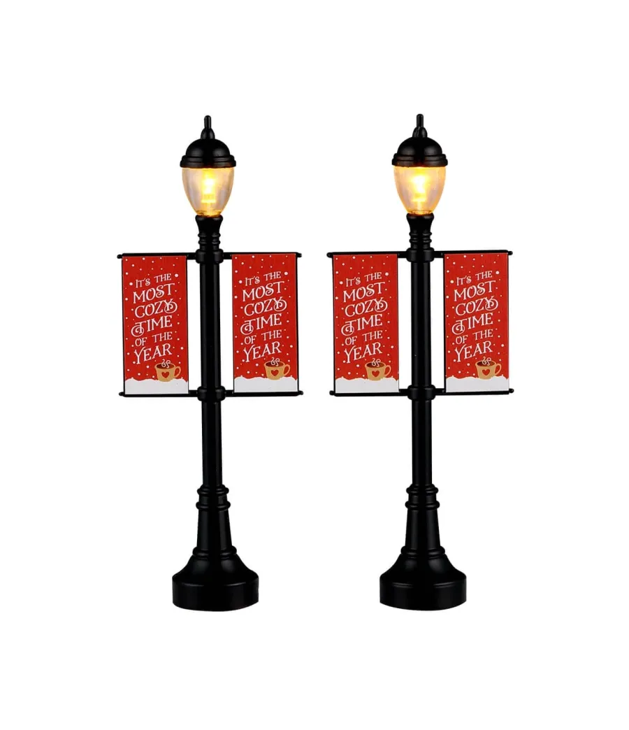 Lemax Lamp Post Banners 64646: set 2 lampioni illuminati con stendardo natalizio Cozy Time