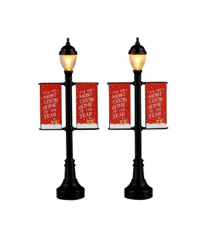 Lemax Lamp Post Banners 64646: set 2 lampioni illuminati con stendardo natalizio Cozy Time