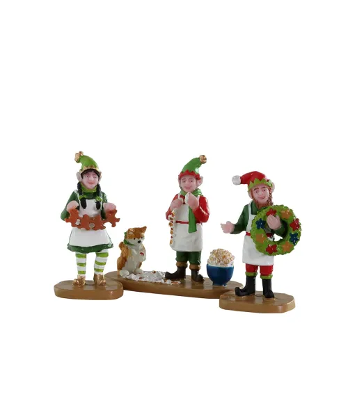Lemax Crafty Elves, cod. 22137: set 3 elfi artigiani con pan di zenzero, popcorn e corona, con un gatto