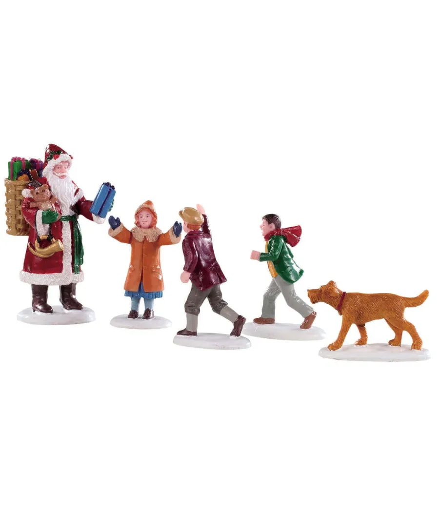 Lemax Papa Christmas!, cod. 92745: Babbo Natale con cesto di regali porge un dono a una bambina, seguito da bambini e cane