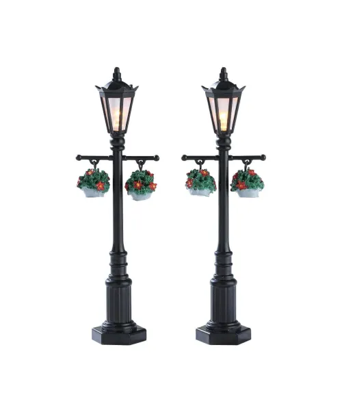 Lemax Old English Lamp Post Set Of 2, cod. 74231: due lampioni con cesti di fiori appesi