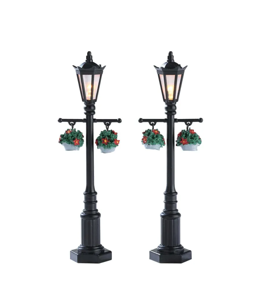 Lemax Old English Lamp Post Set Of 2, cod. 74231: due lampioni con cesti di fiori appesi