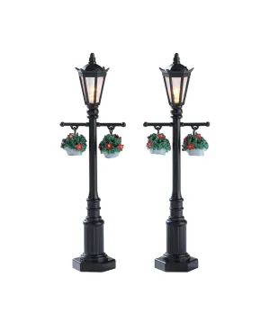 Lemax Old English Lamp Post Set Of 2, cod. 74231: due lampioni con cesti di fiori appesi