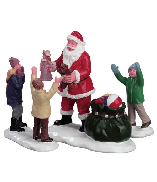 Lemax It's Santa Set Of 3, cod. 52318: Babbo Natale consegna bambola e orsacchiotto a due bambini, terzo bambino saluta