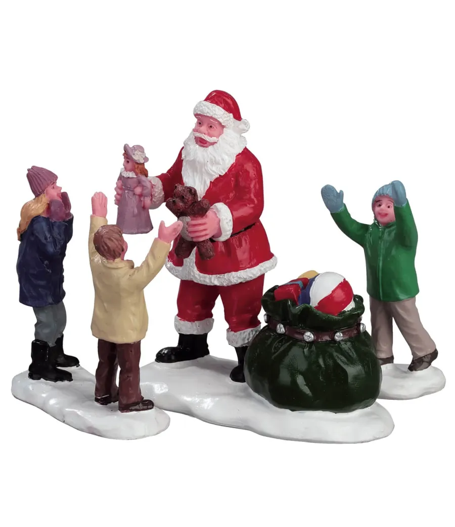 Lemax It's Santa Set Of 3, cod. 52318: Babbo Natale consegna bambola e orsacchiotto a due bambini, terzo bambino saluta
