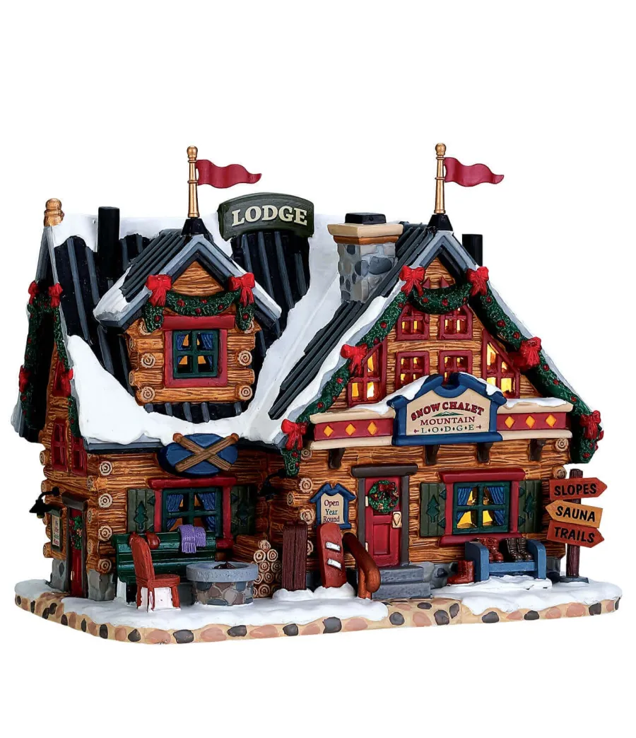 Lemax Apres-Ski Lodge 75201: baita di montagna illuminata con sci incrociati e camino esterno